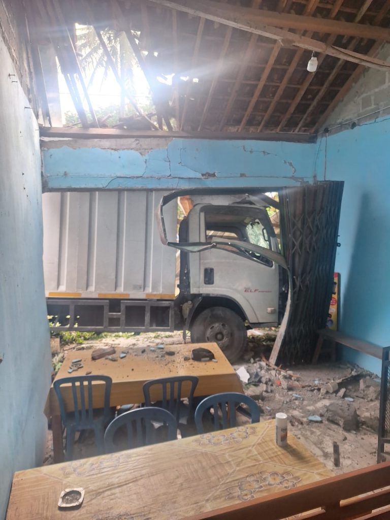 Truk boks tabrak rumah di Kulonprogo usai hajar suami istri hingga tewas.