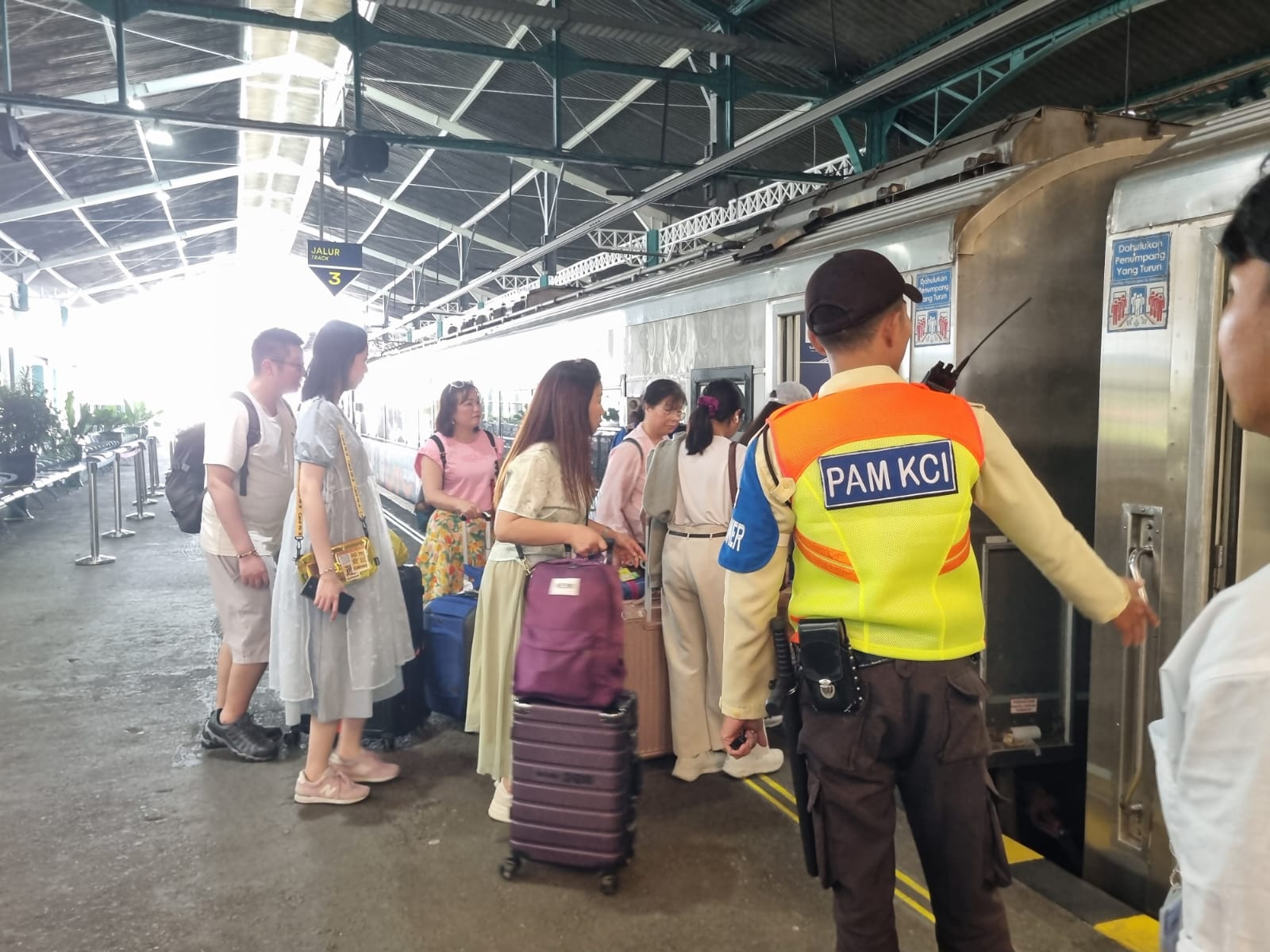 Kereta Api kian diminati untuk perjalanan jarak jauh. 