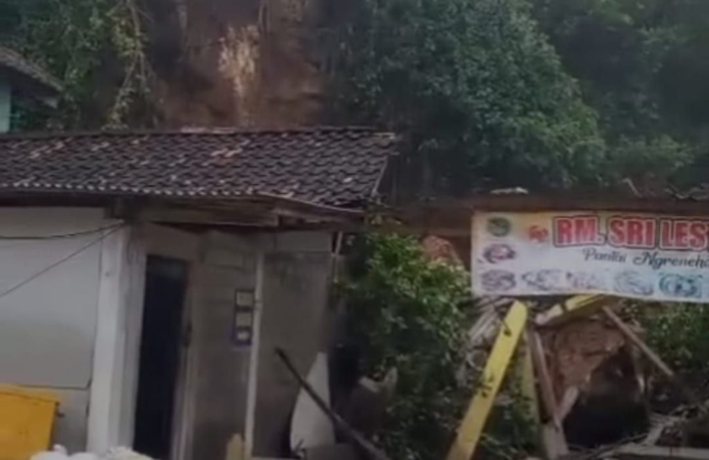 Batu besar menimpa warung di Pantai Ngrenehan