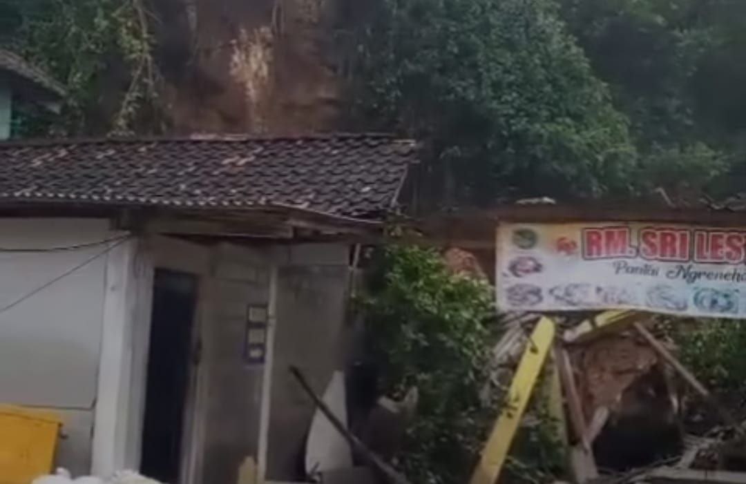 Batu besar menimpa warung di Pantai Ngrenehan