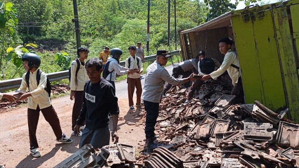 Truk bermuatan genteng terguling di Tanjakan Towati Tepus Gunungkidul
